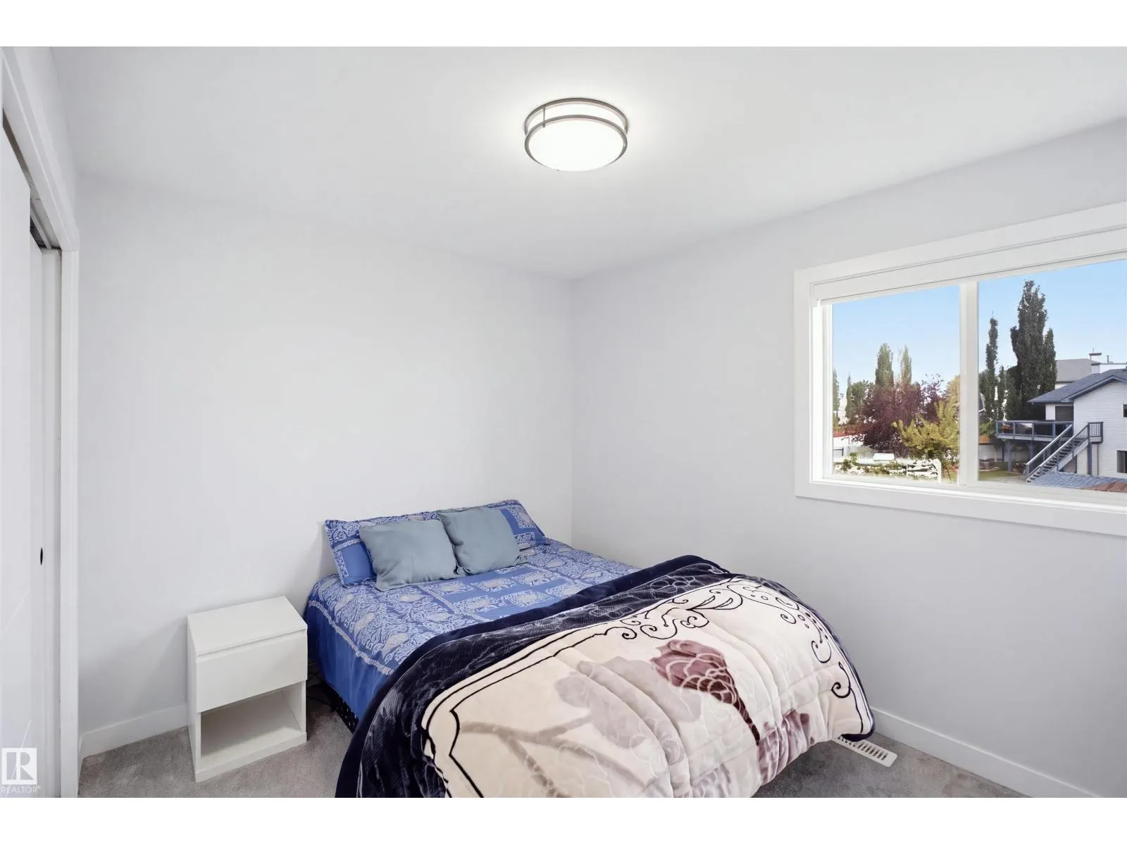 2122 37 AV NW