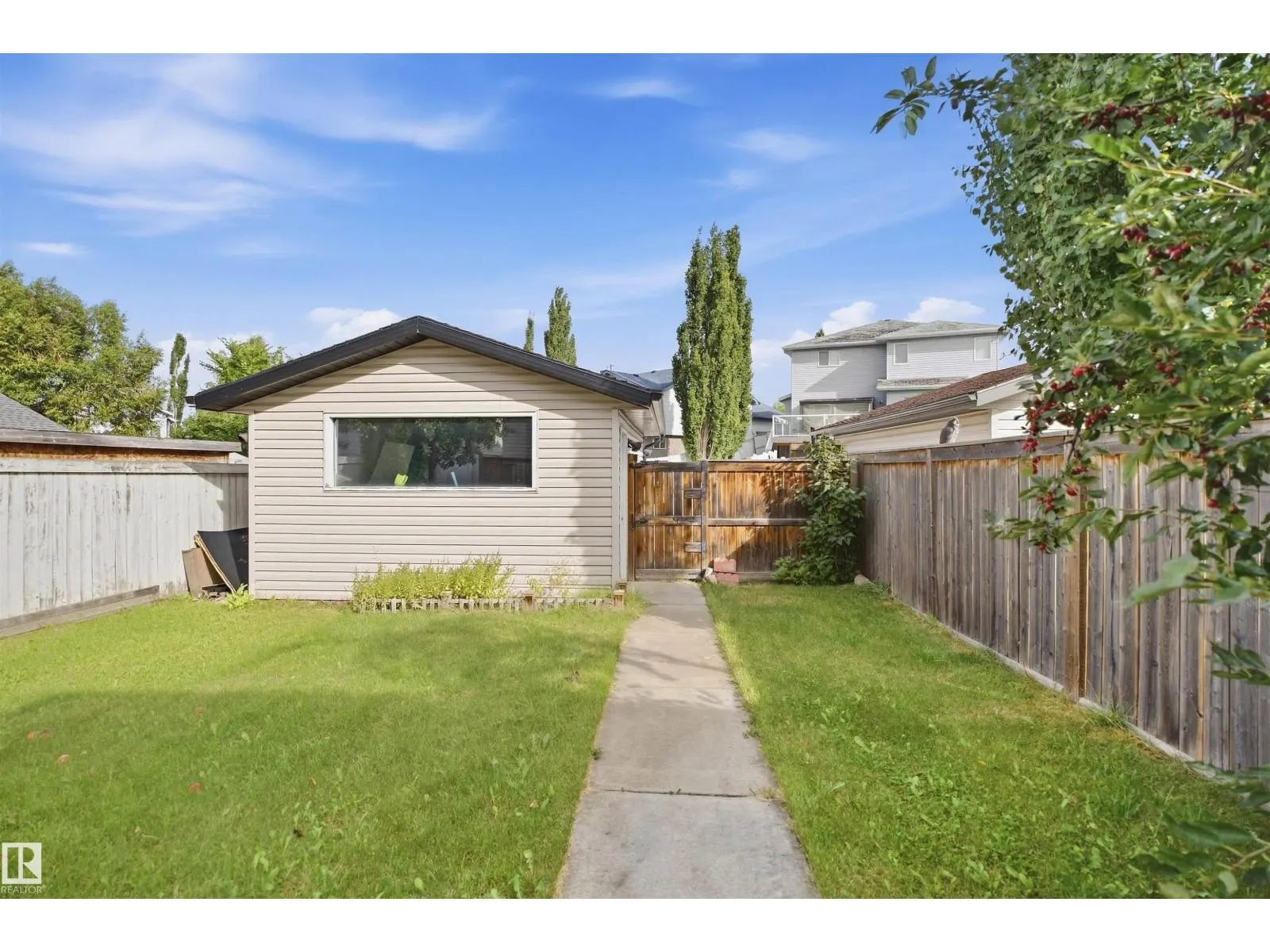2122 37 AV NW