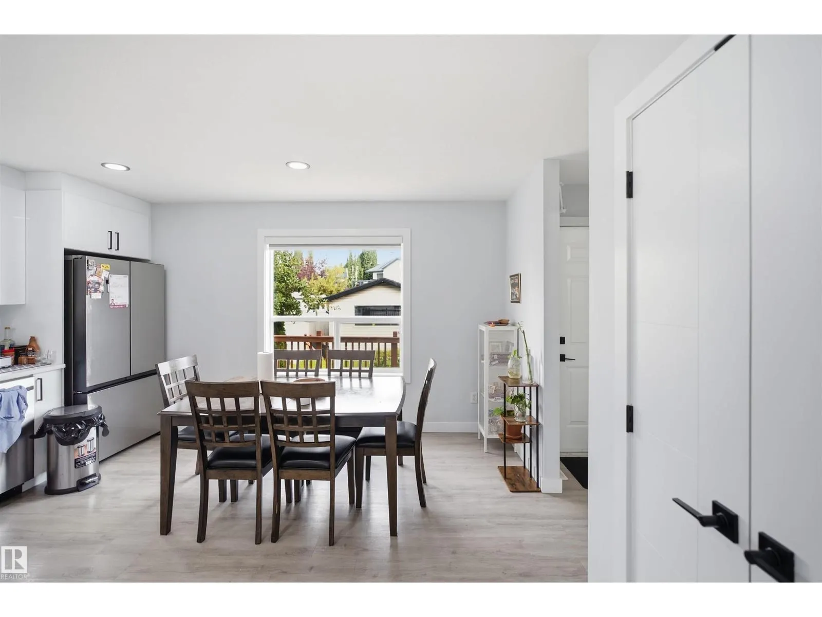 2122 37 AV NW