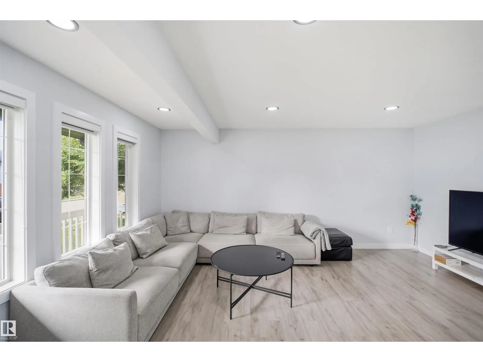 2122 37 AV NW