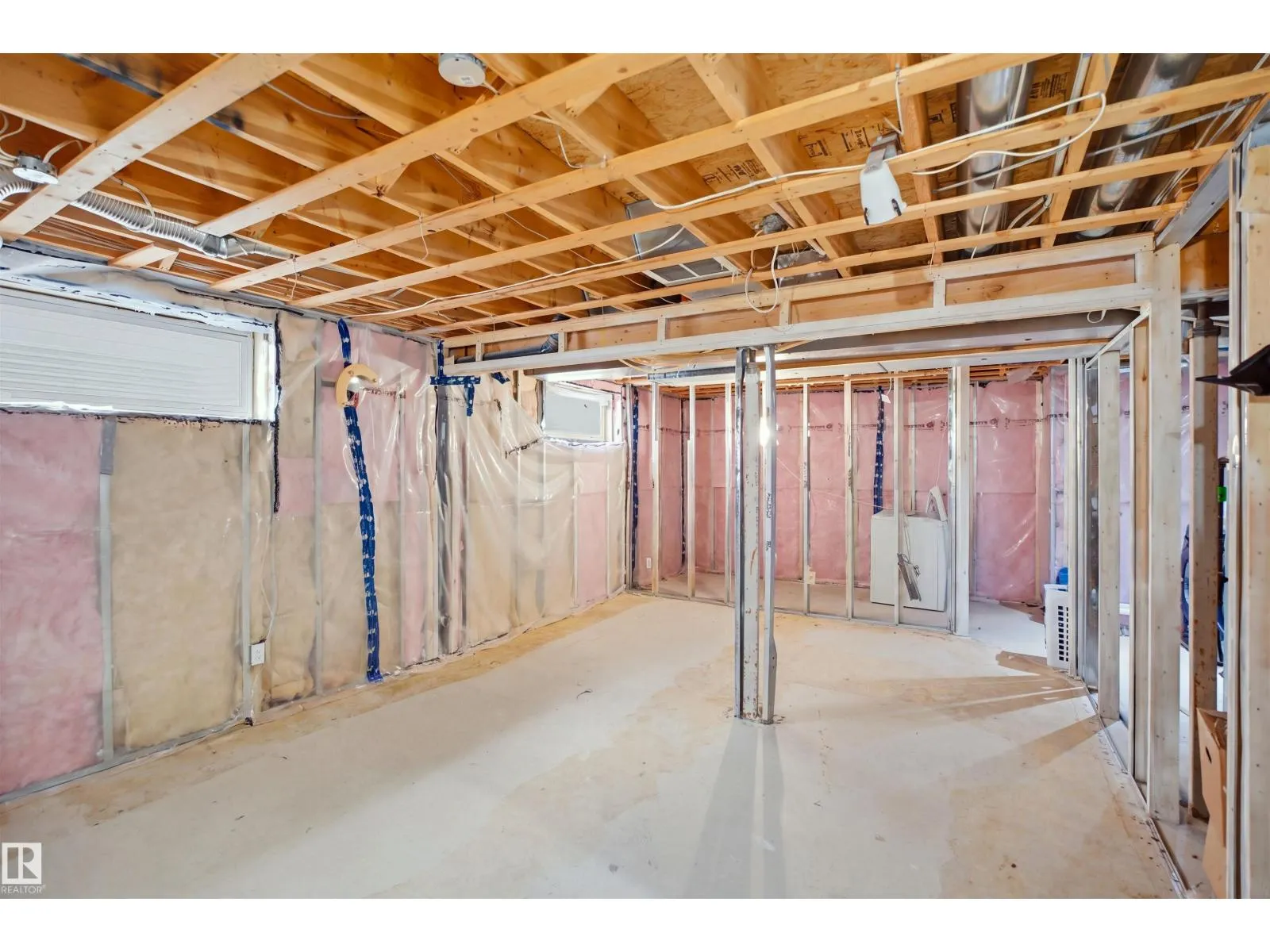 2122 37 AV NW