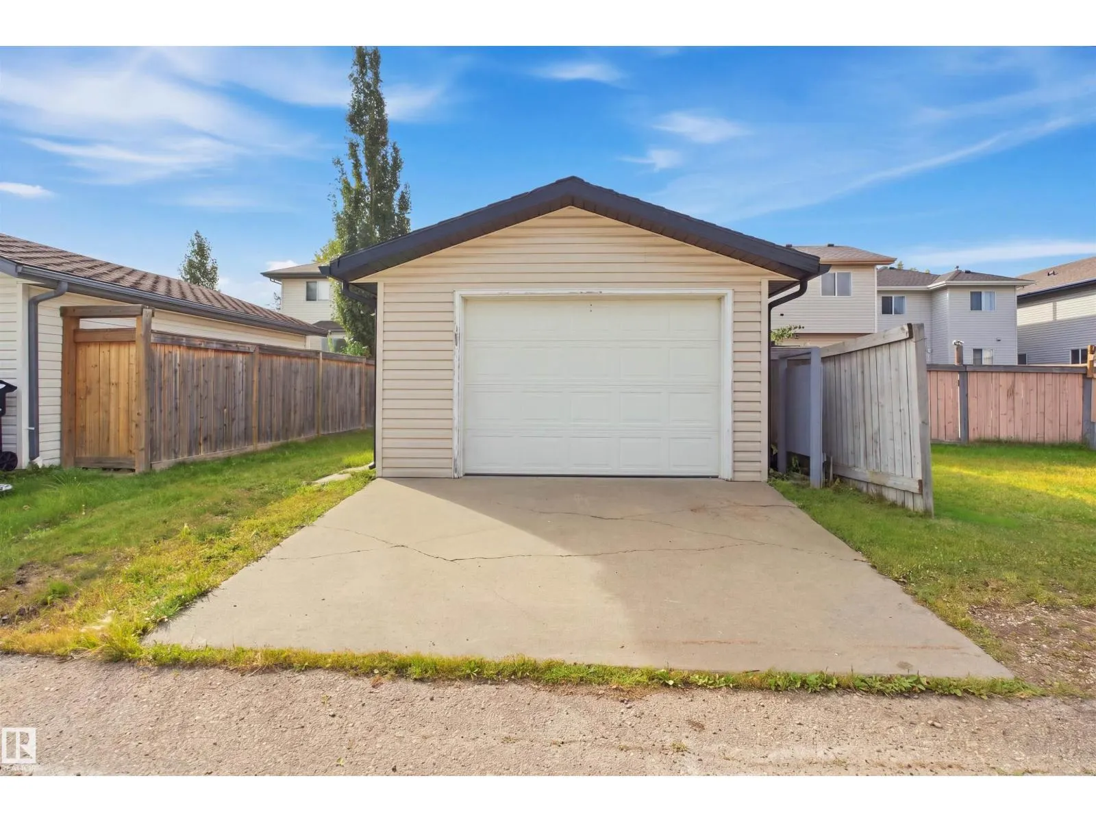 2122 37 AV NW