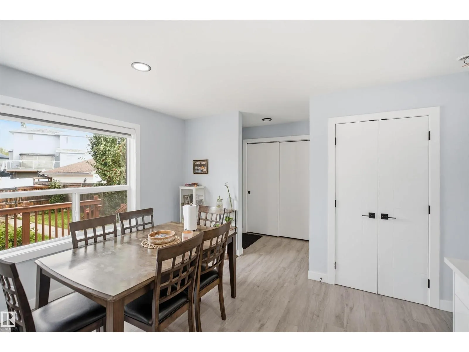 2122 37 AV NW