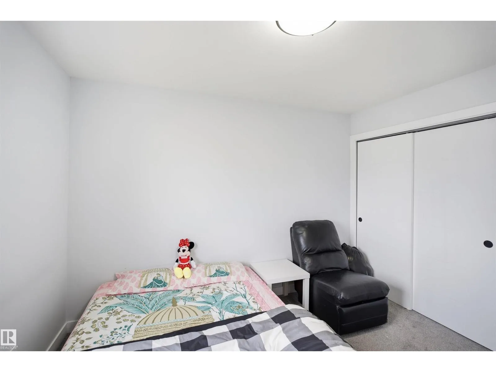 2122 37 AV NW