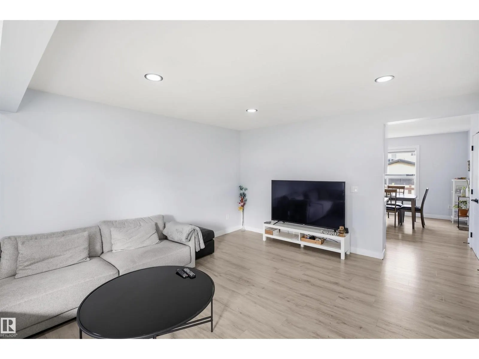 2122 37 AV NW