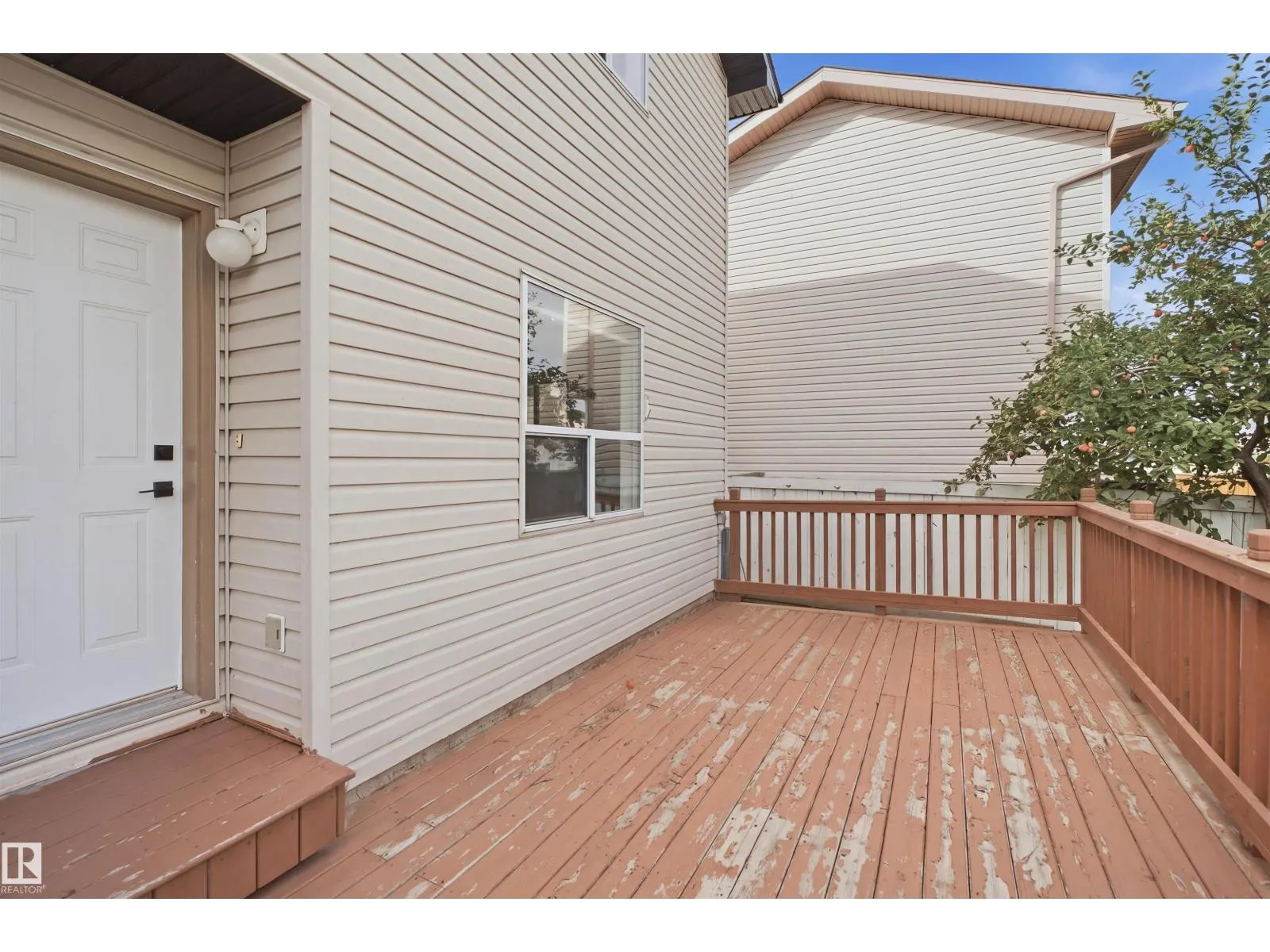 2122 37 AV NW