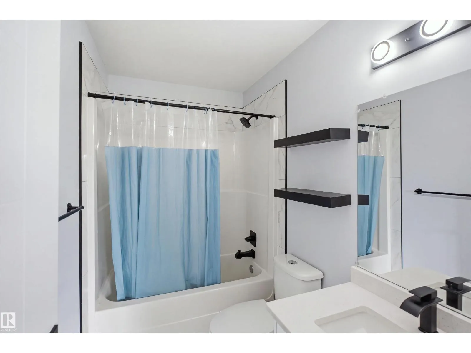2122 37 AV NW