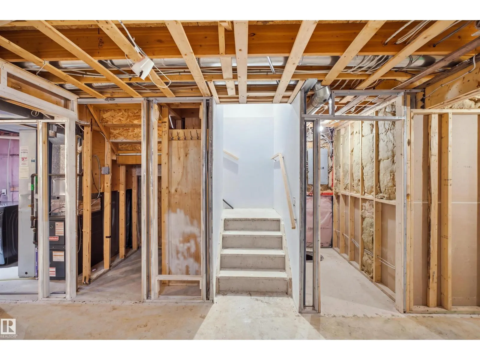 2122 37 AV NW