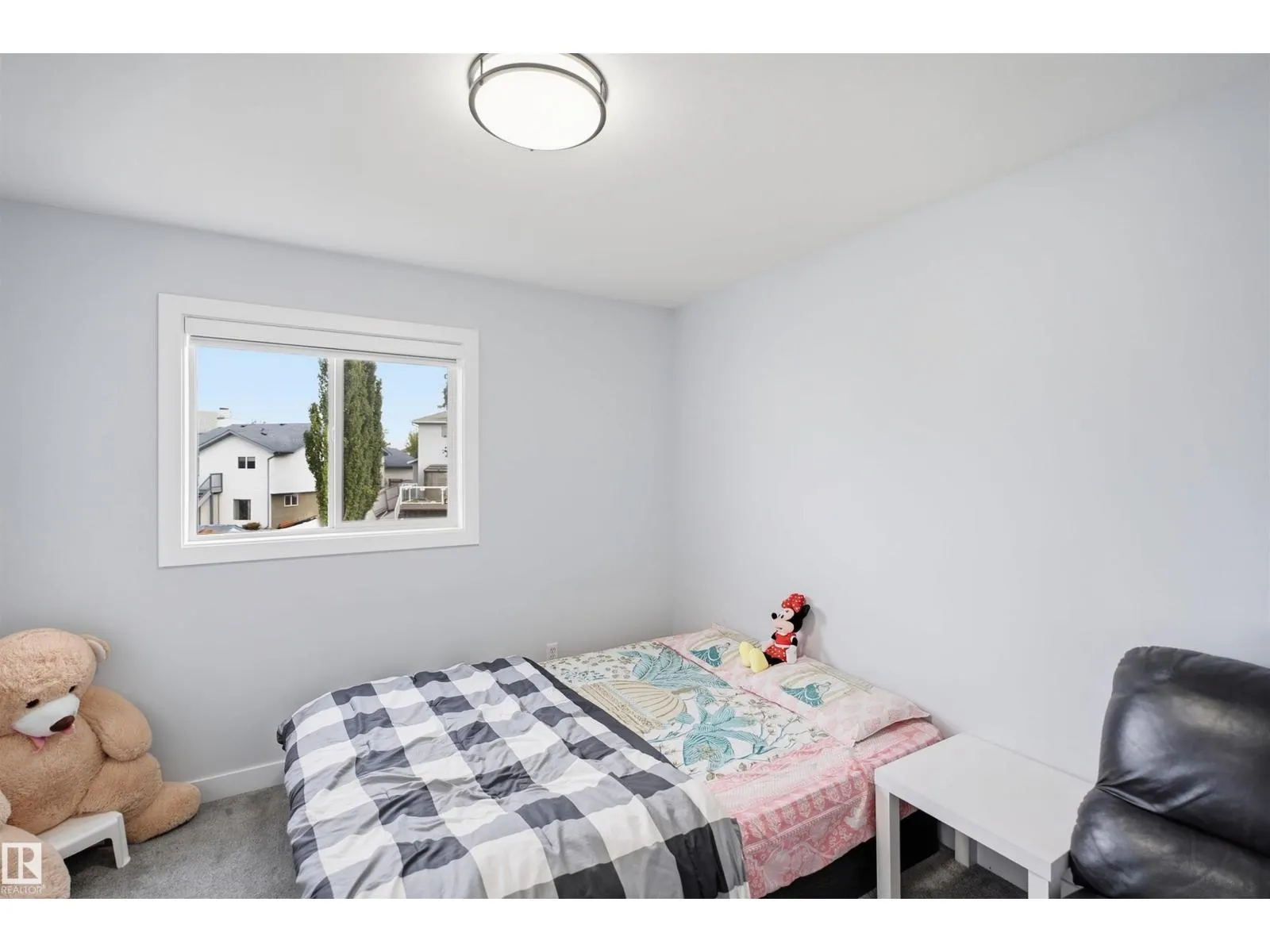 2122 37 AV NW
