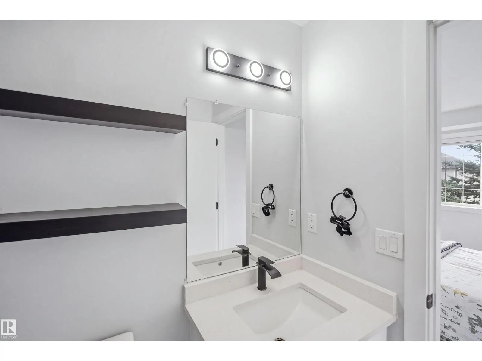 2122 37 AV NW