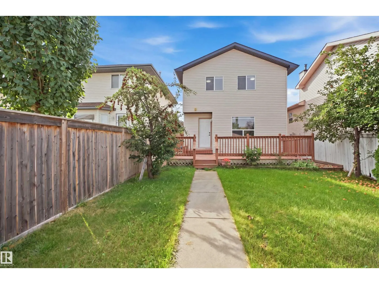 2122 37 AV NW