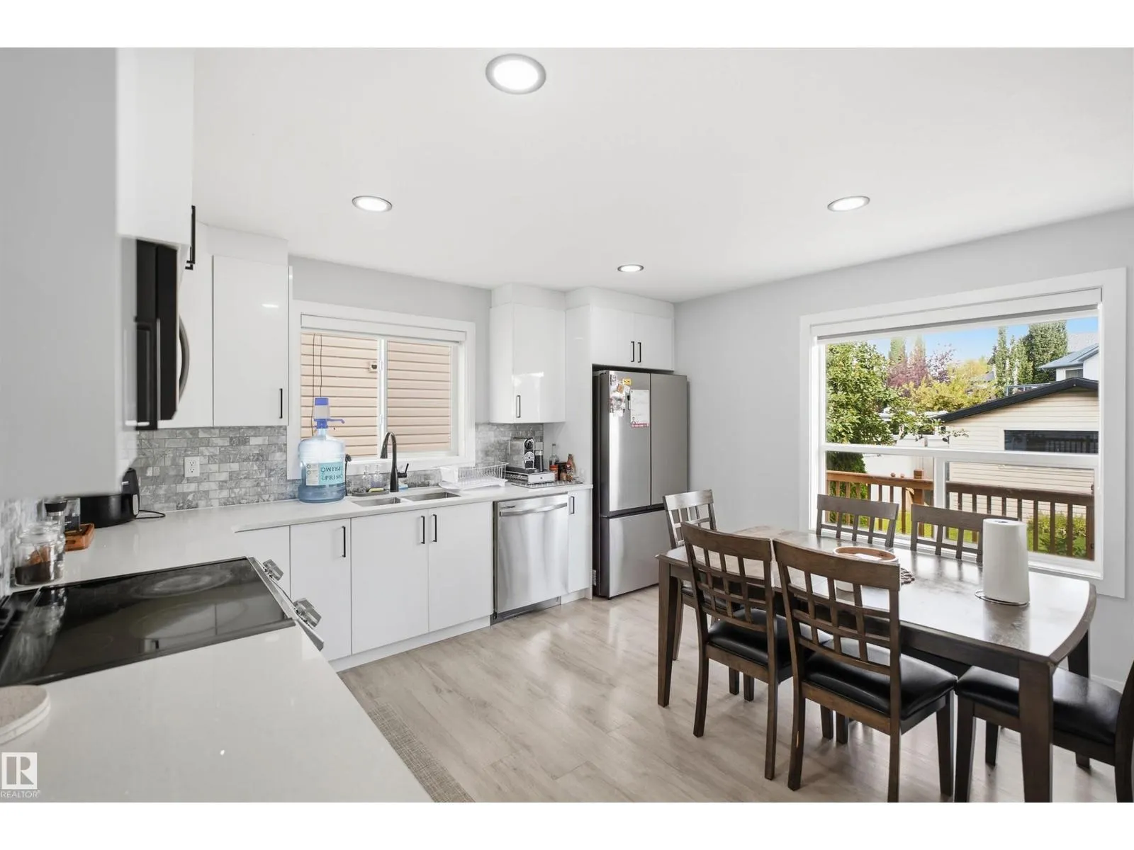 2122 37 AV NW