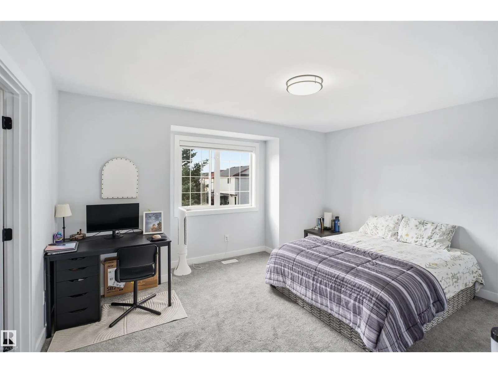 2122 37 AV NW