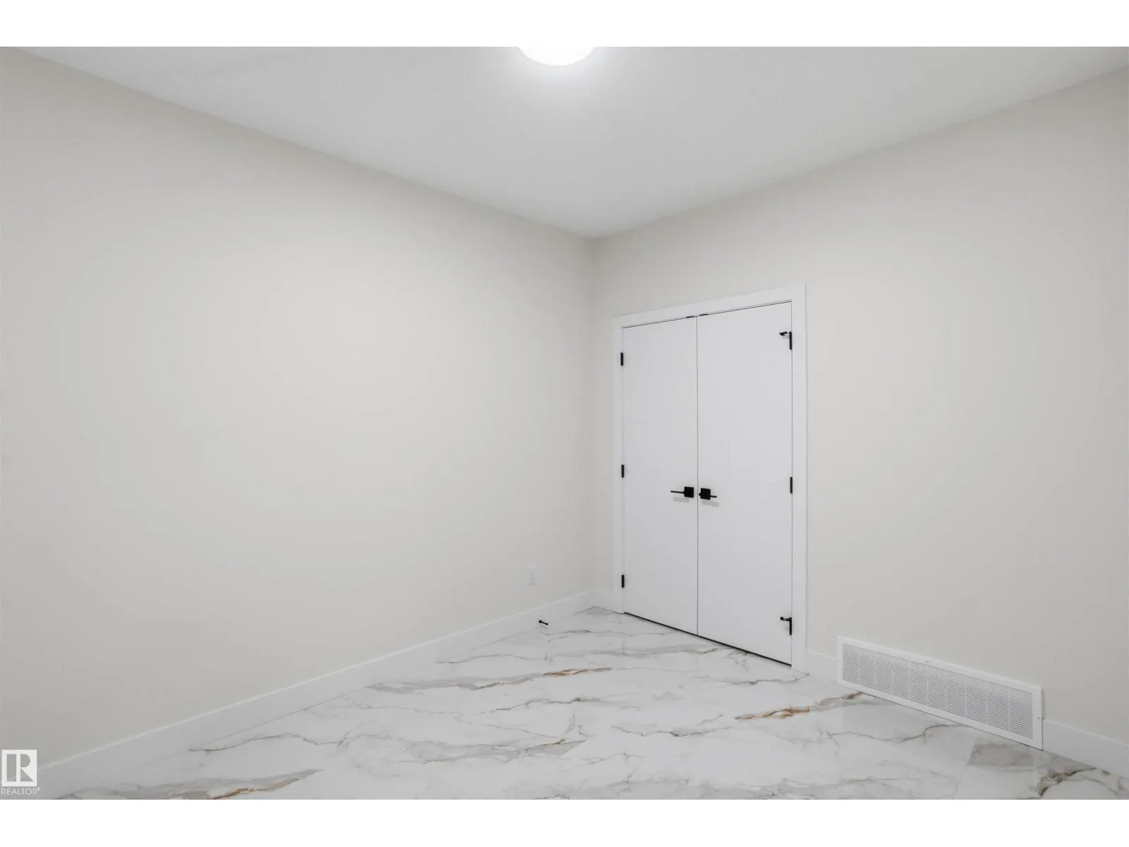 240 21 ST SW