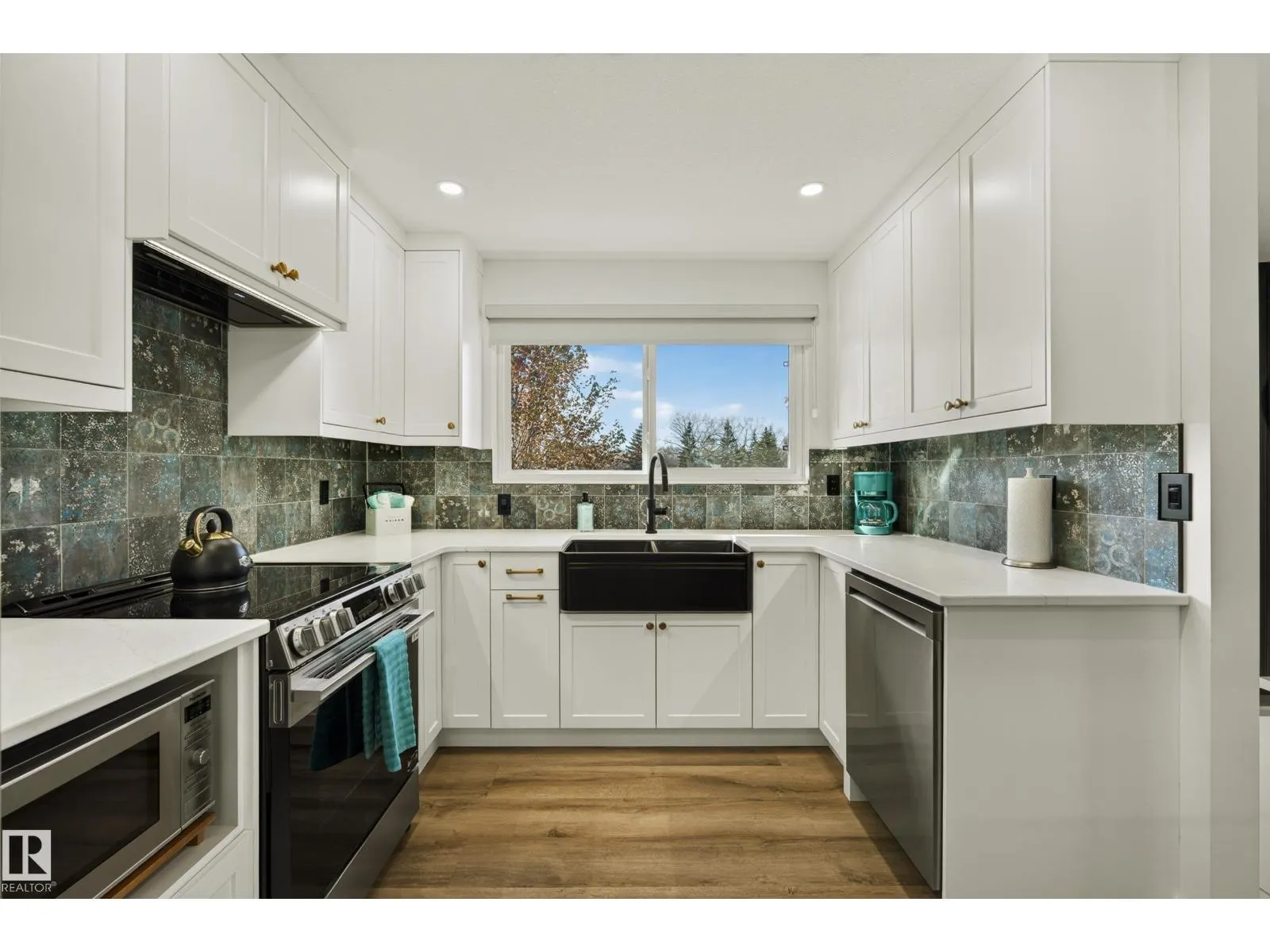 122 MISSION AV