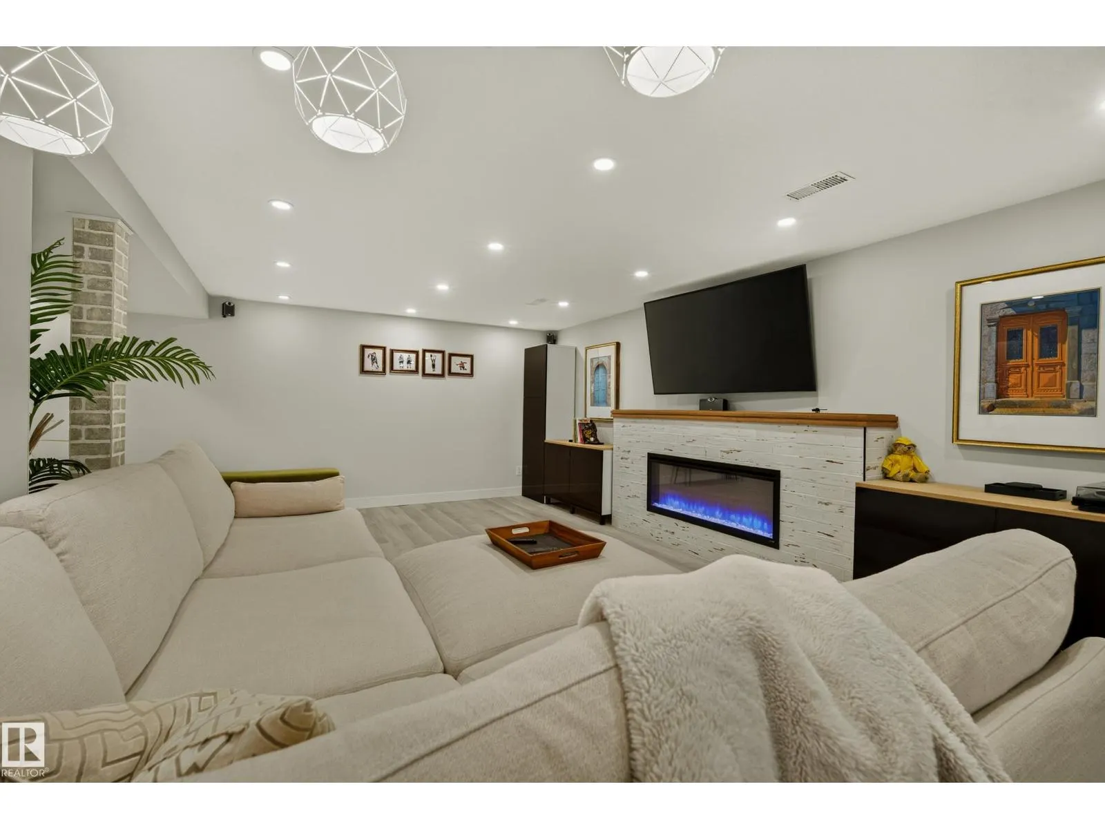 122 MISSION AV