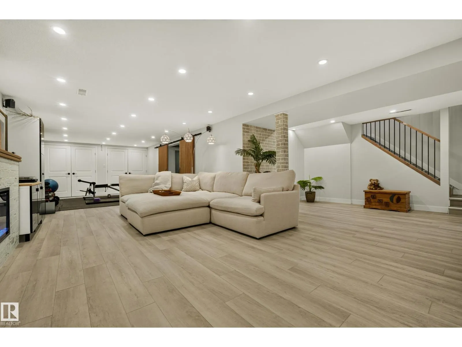 122 MISSION AV