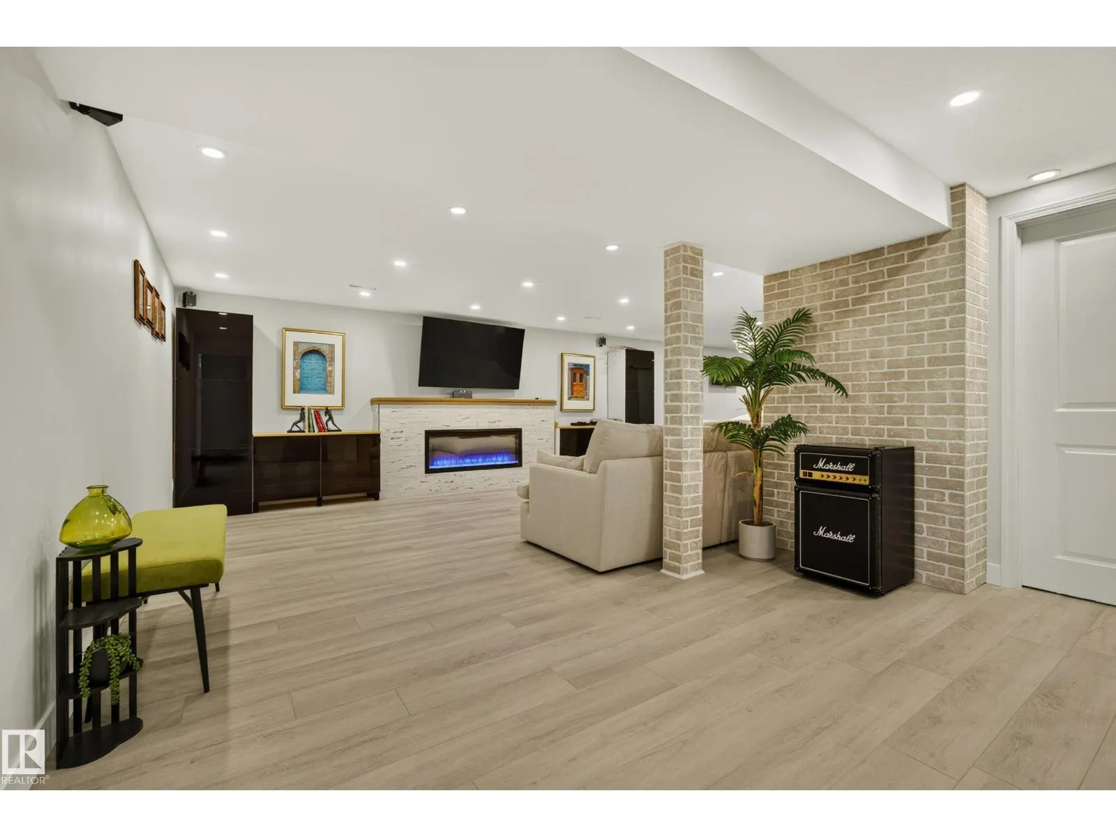 122 MISSION AV
