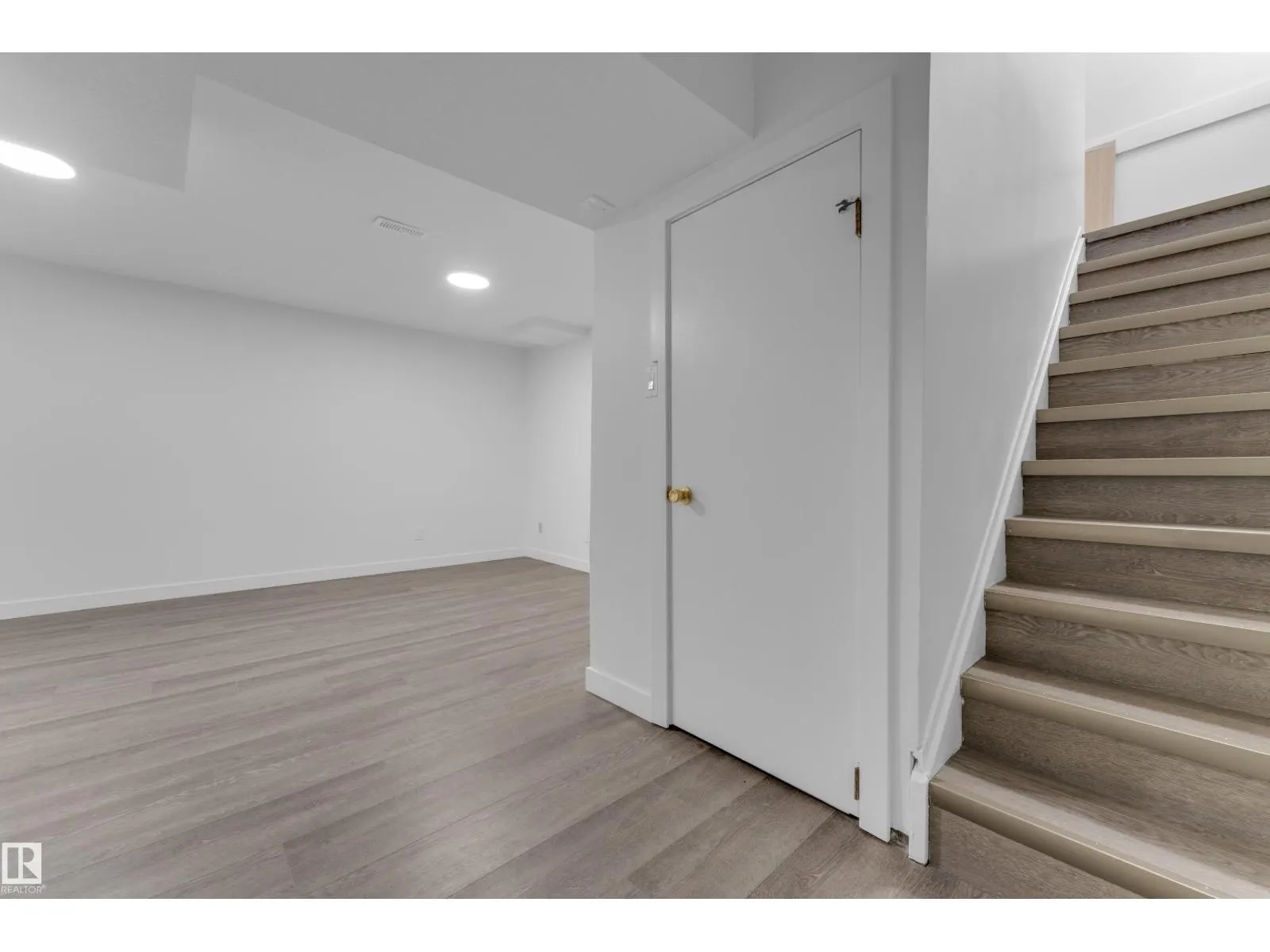 5405 39 AV NW