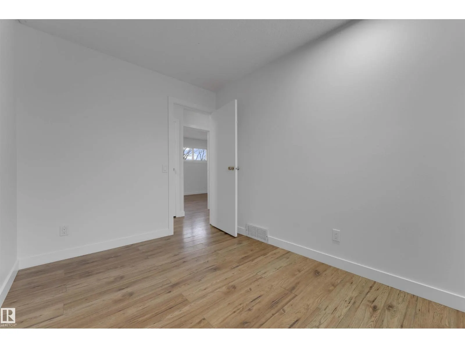 5405 39 AV NW
