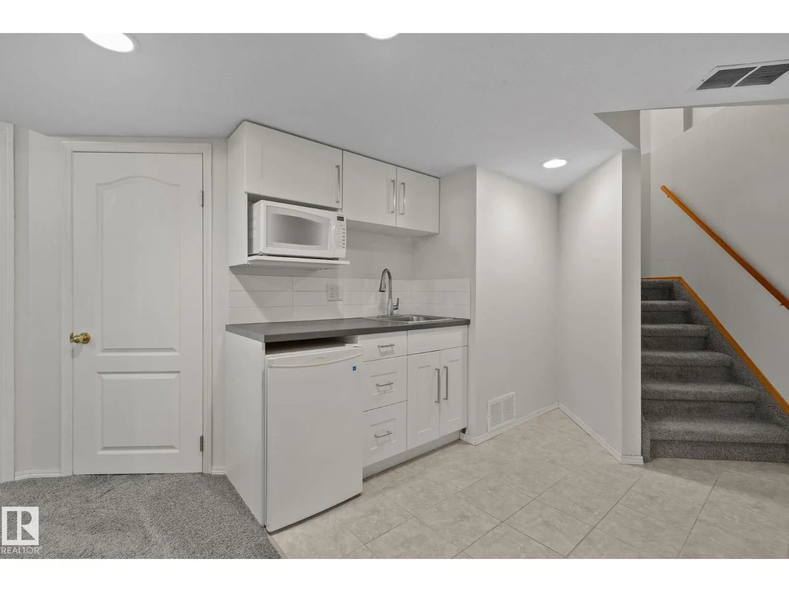 1156 118A ST NW