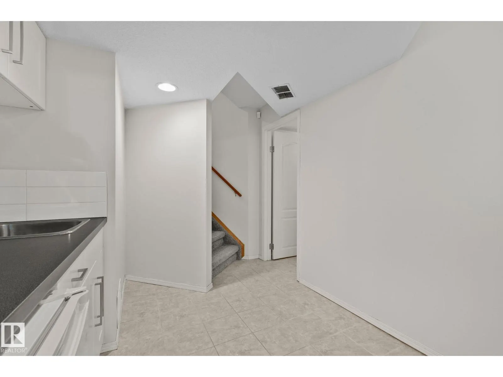 1156 118A ST NW