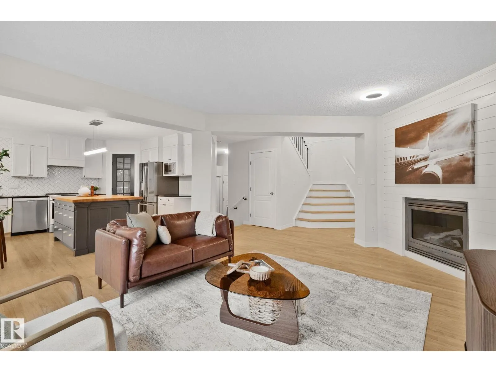 1156 118A ST NW