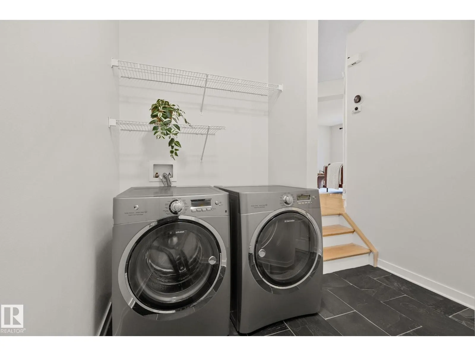 1156 118A ST NW