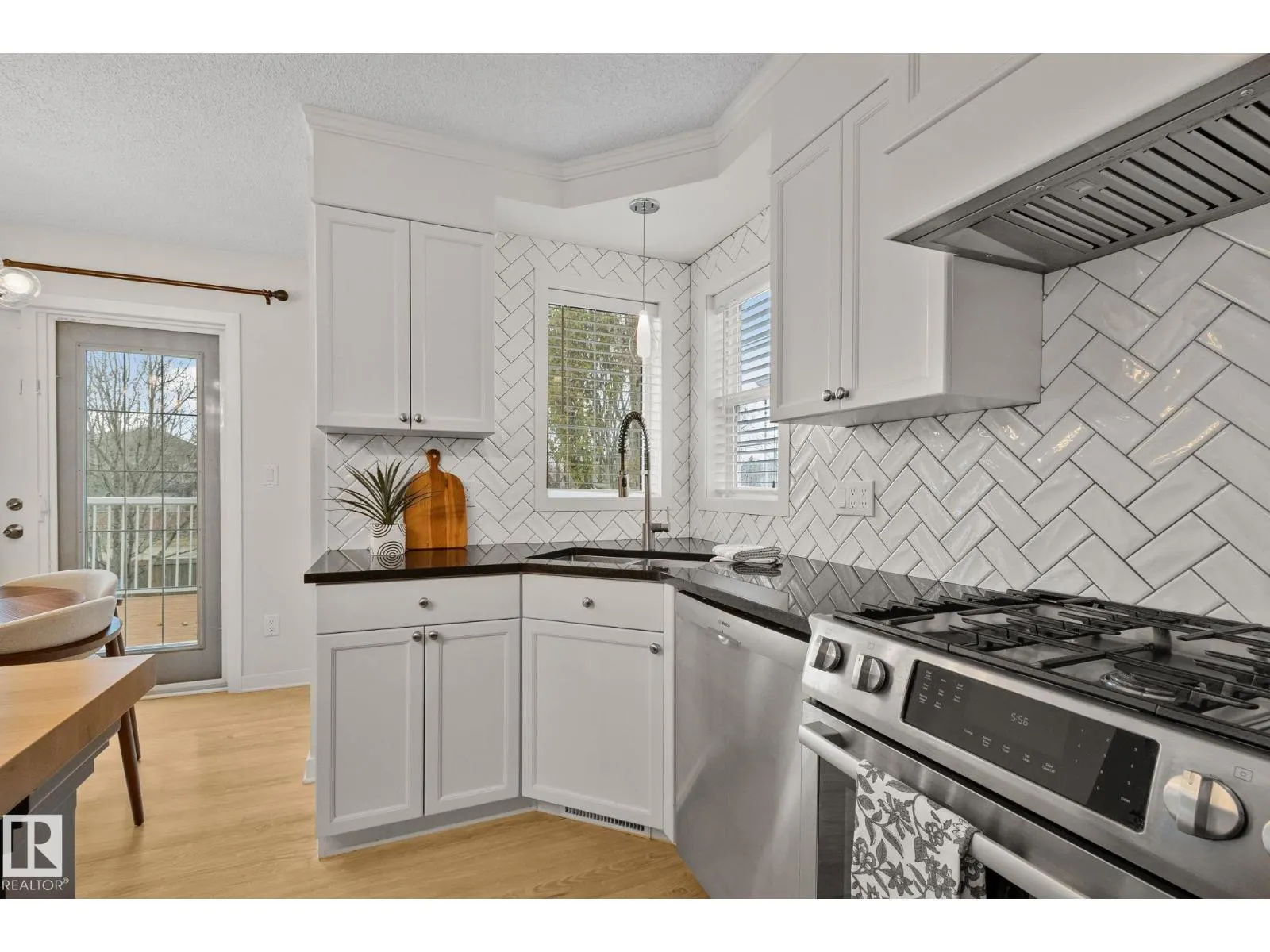 1156 118A ST NW