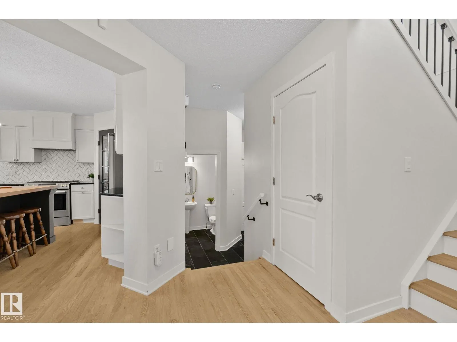 1156 118A ST NW