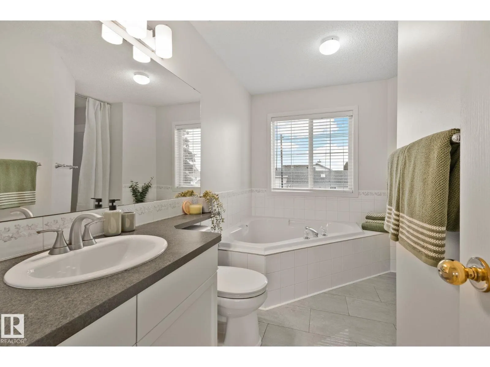 1156 118A ST NW