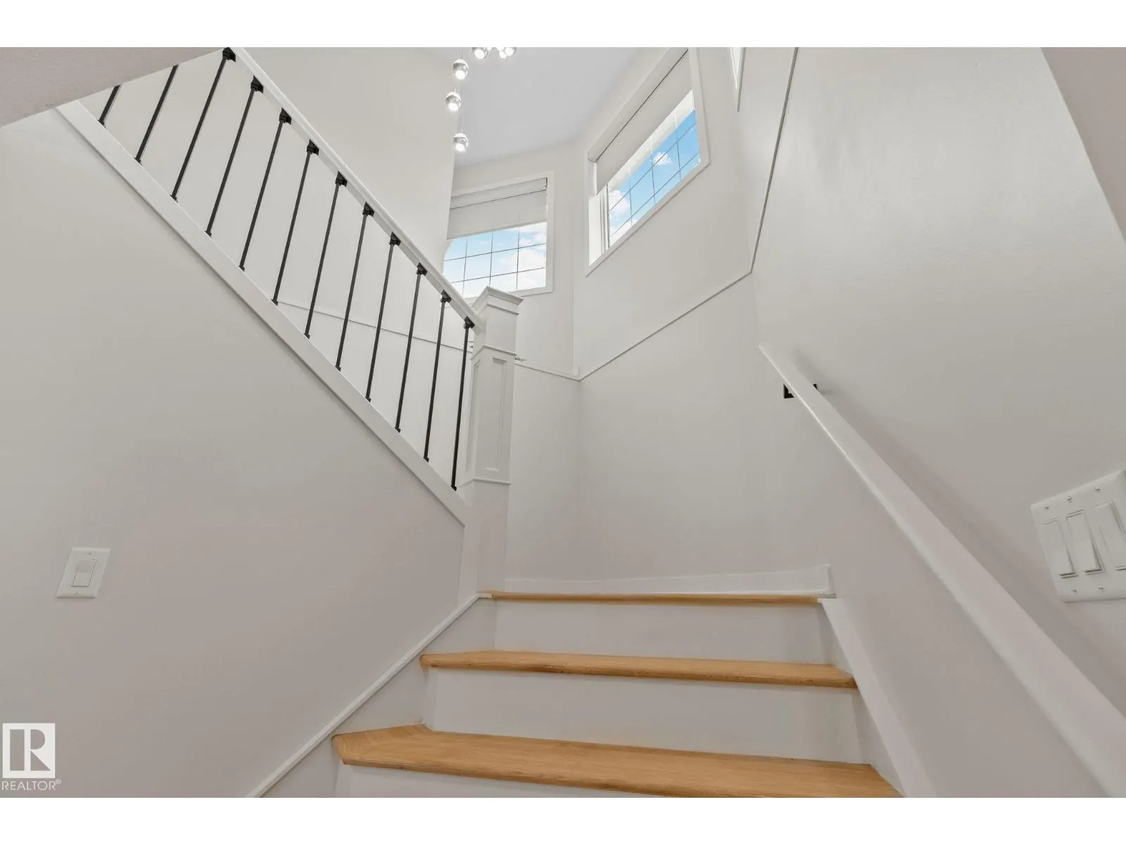 1156 118A ST NW