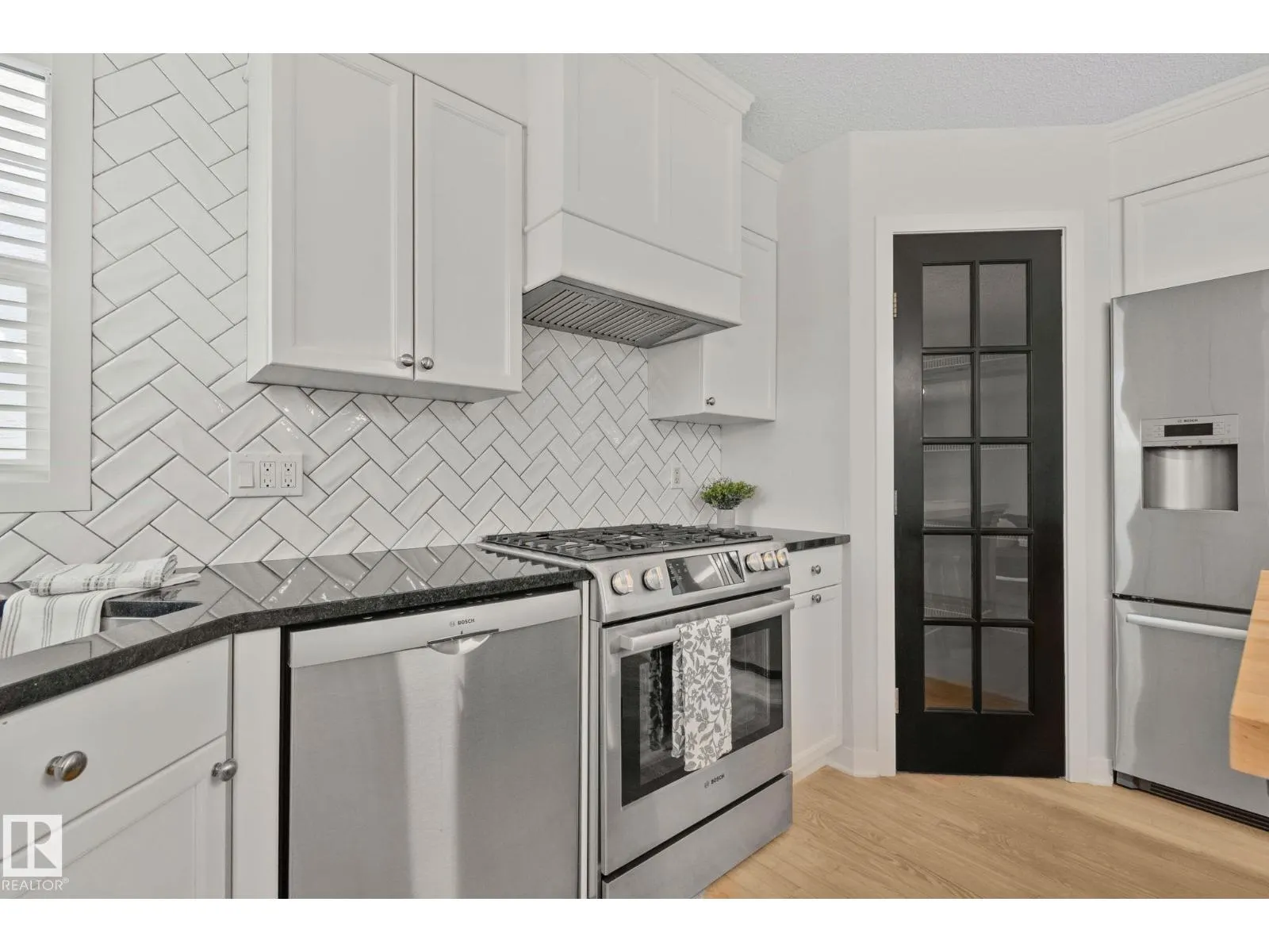 1156 118A ST NW