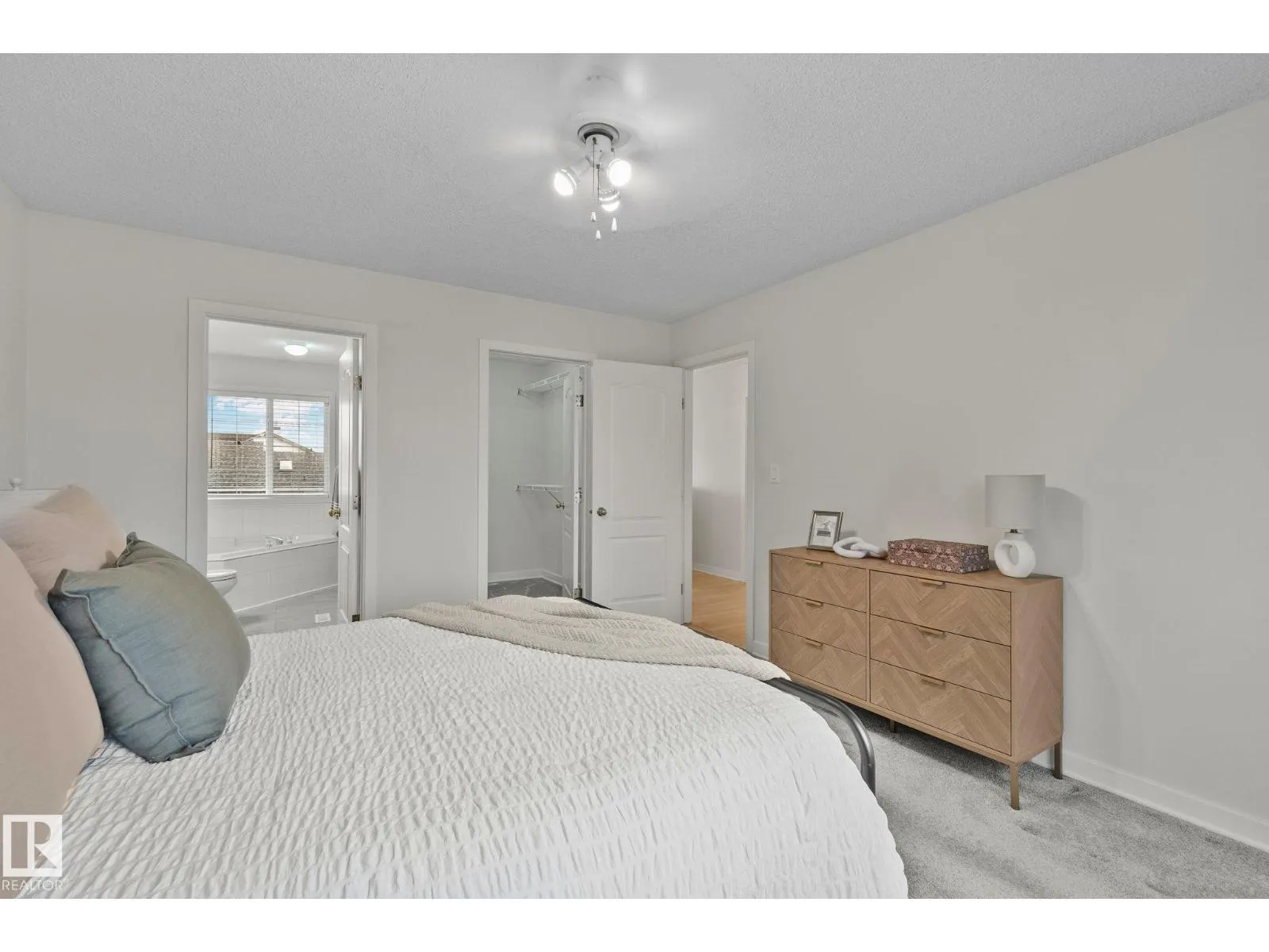 1156 118A ST NW