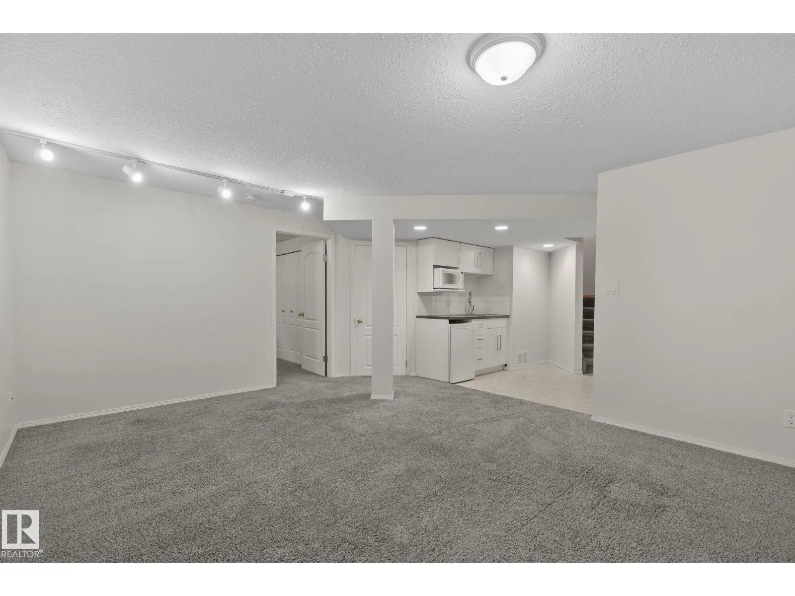 1156 118A ST NW