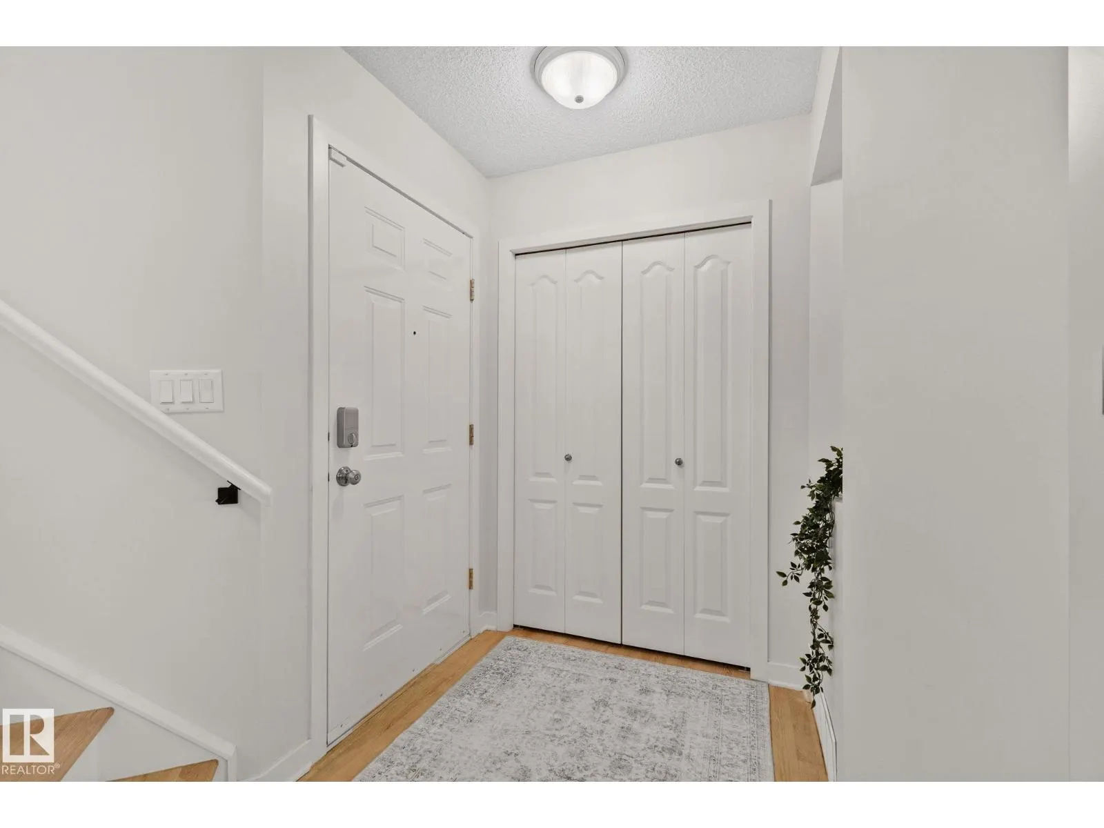 1156 118A ST NW