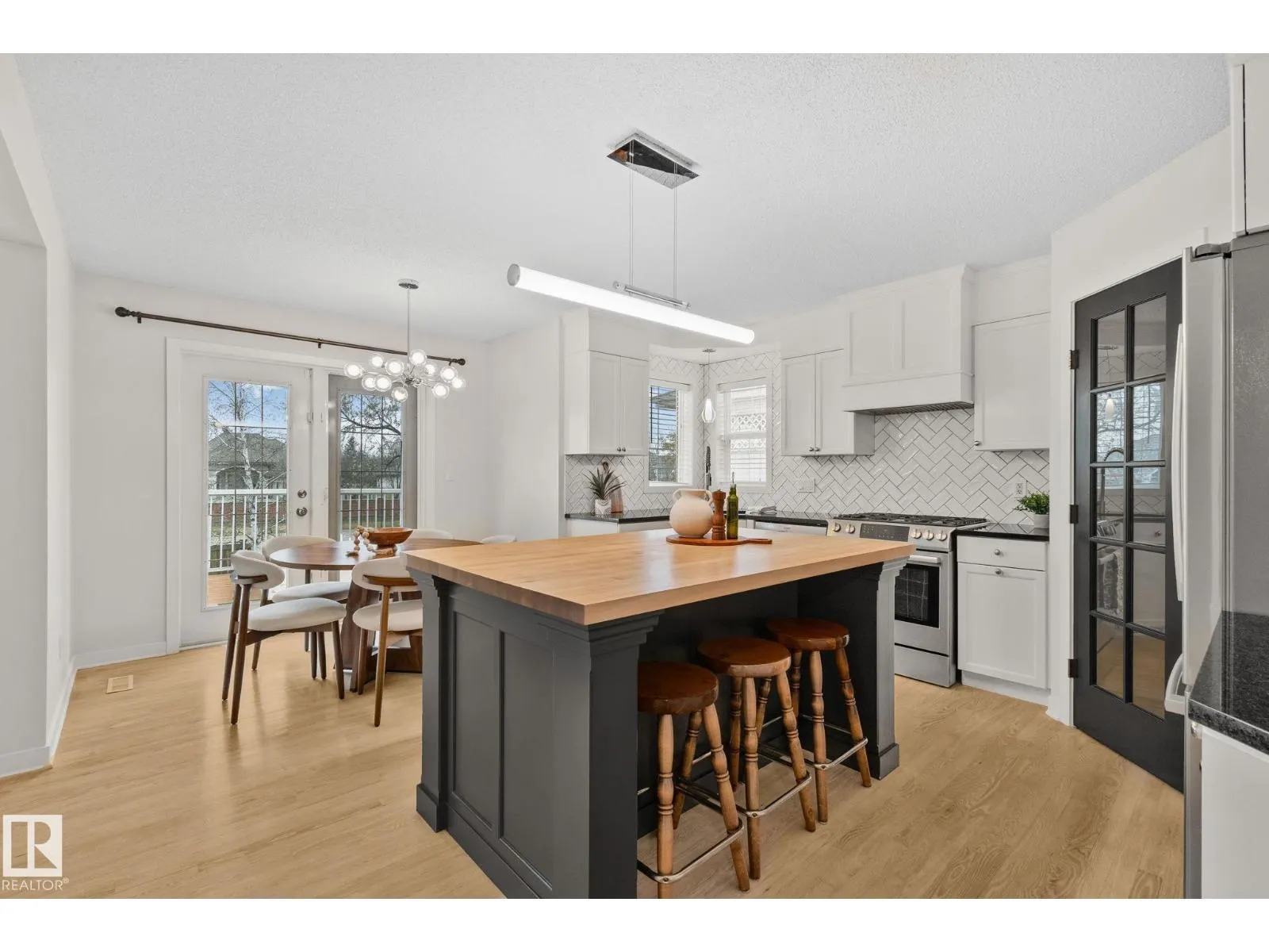 1156 118A ST NW