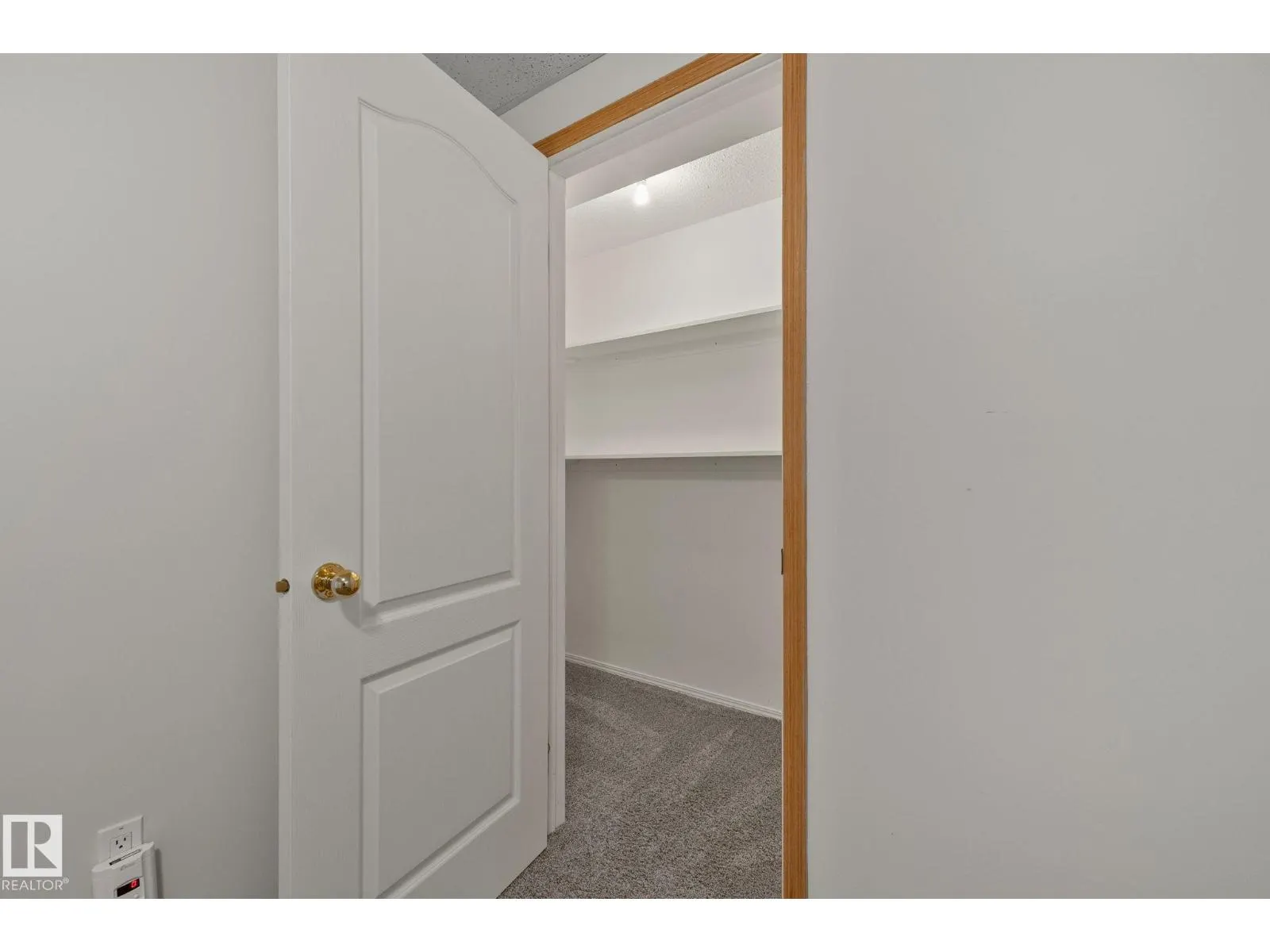 1156 118A ST NW