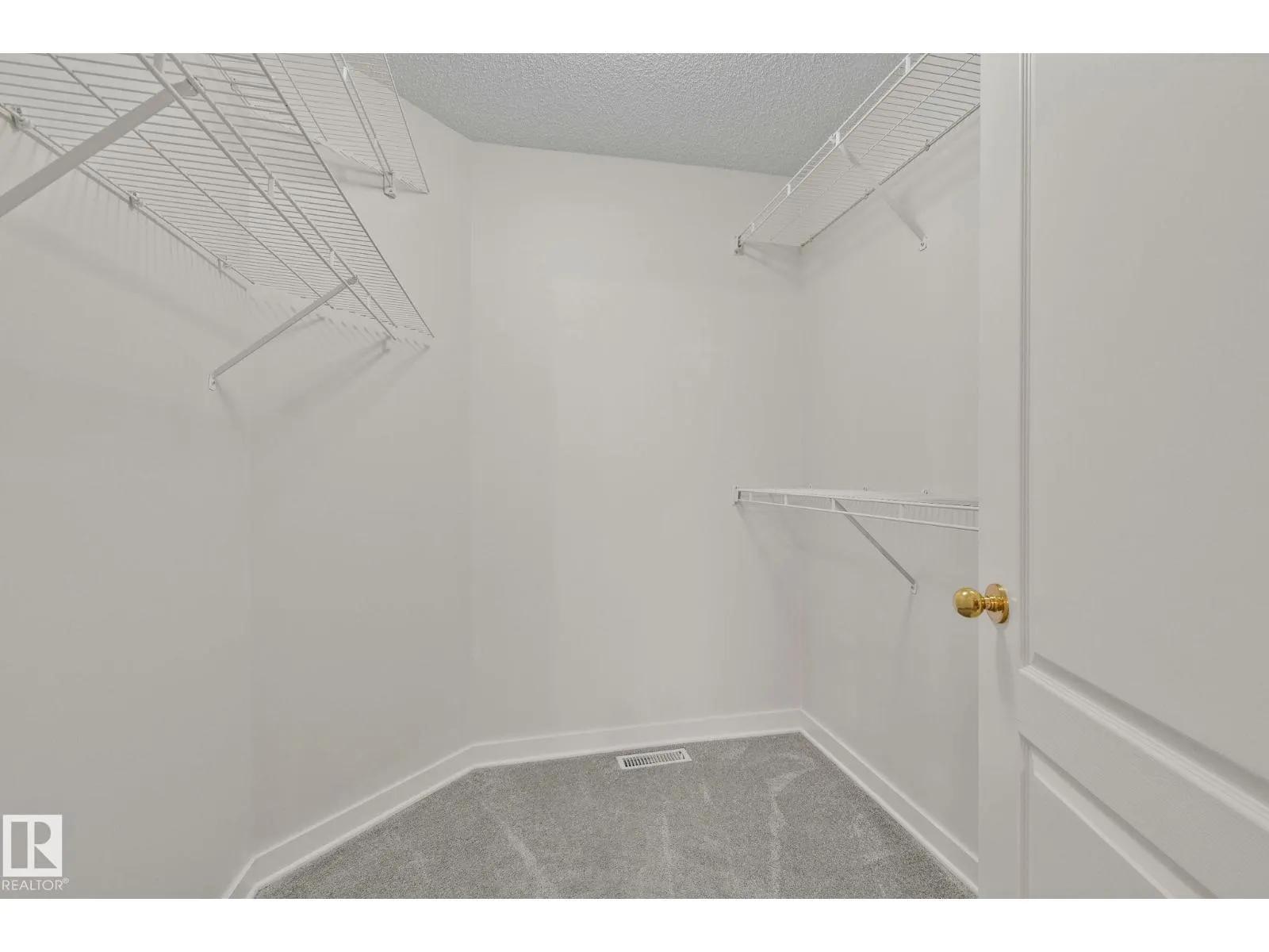 1156 118A ST NW