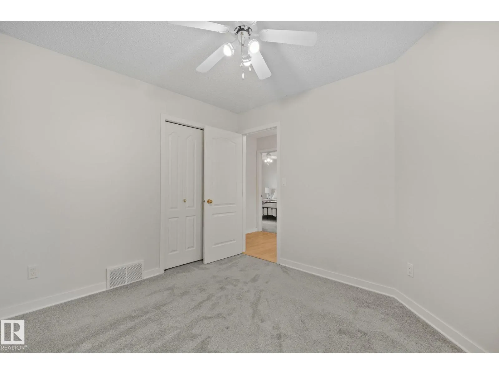 1156 118A ST NW