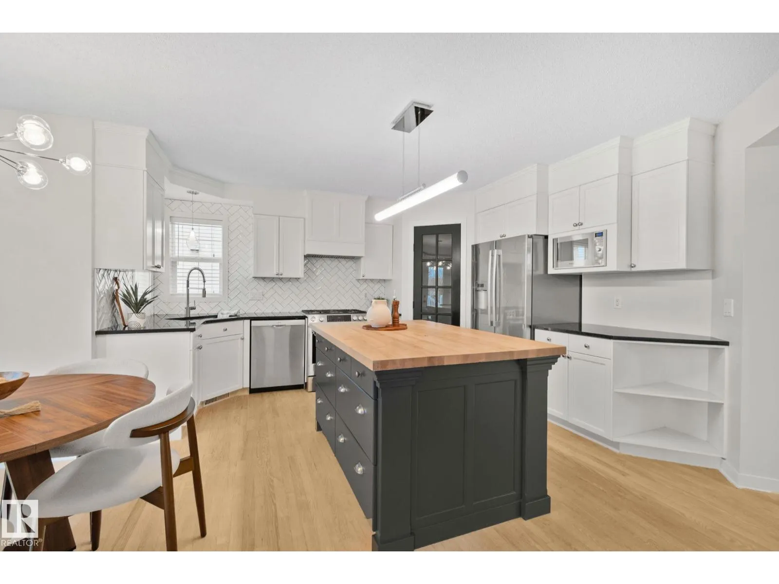 1156 118A ST NW