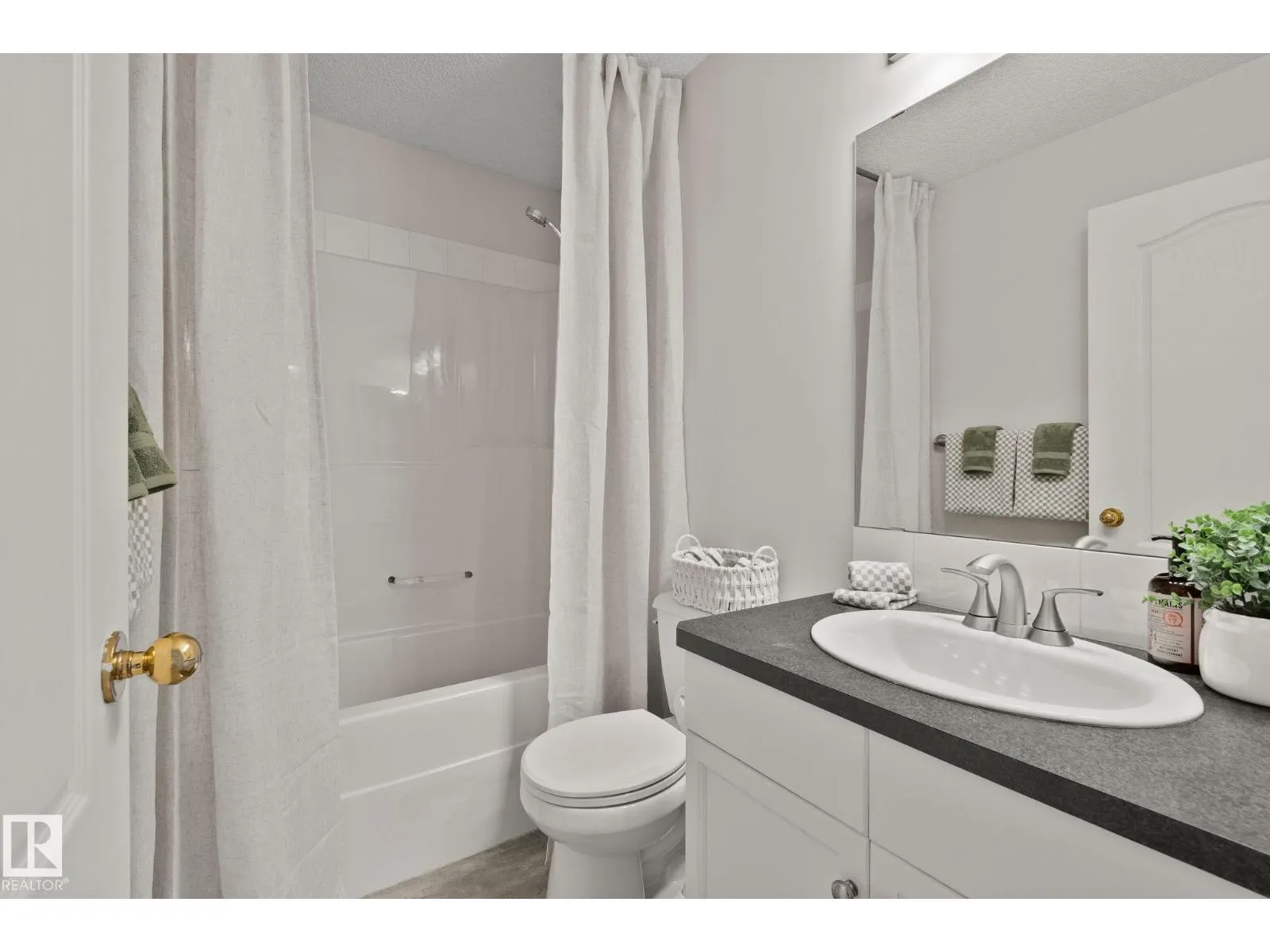 1156 118A ST NW