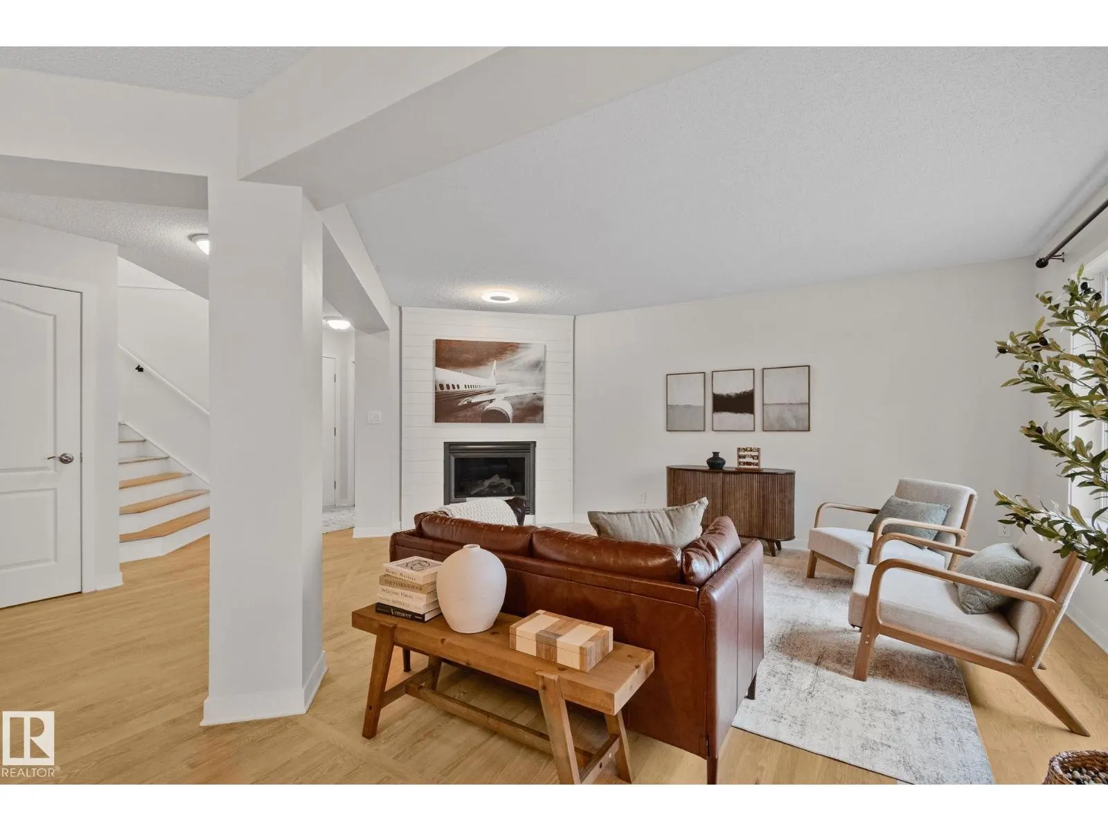 1156 118A ST NW