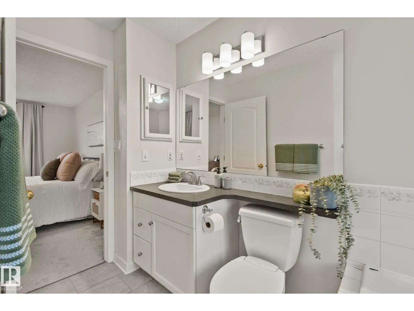 1156 118A ST NW
