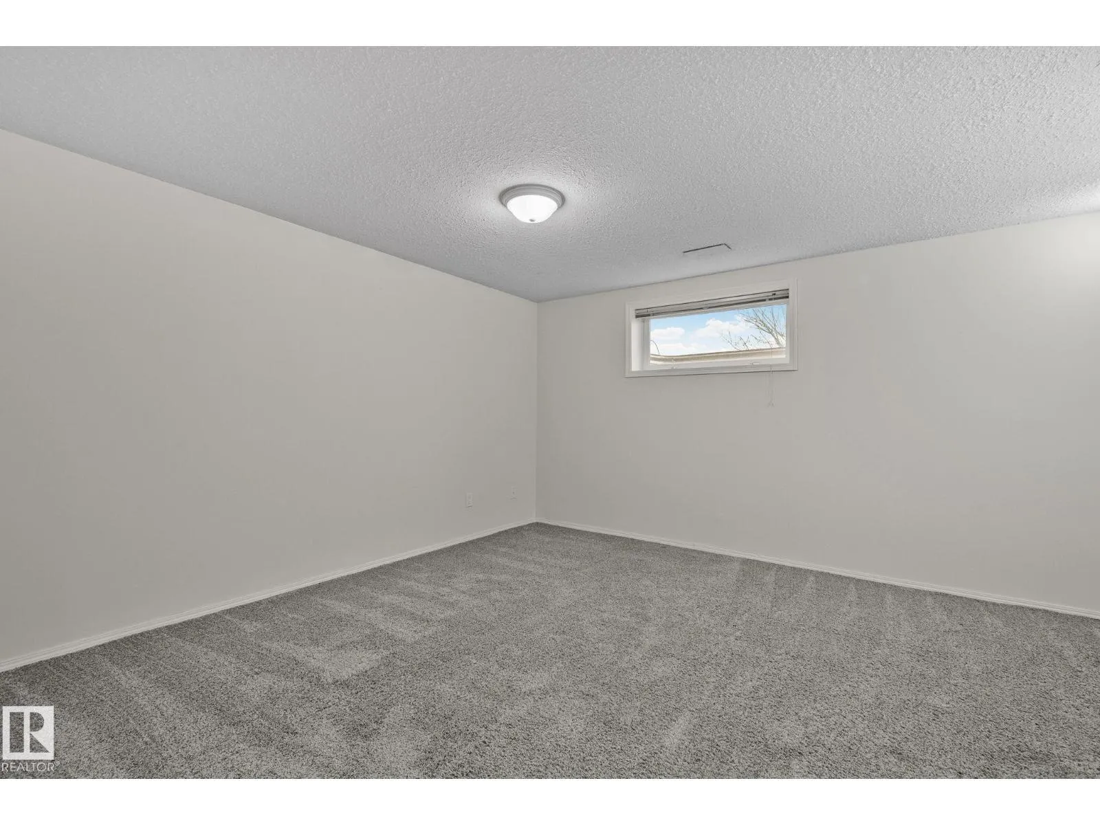 1156 118A ST NW
