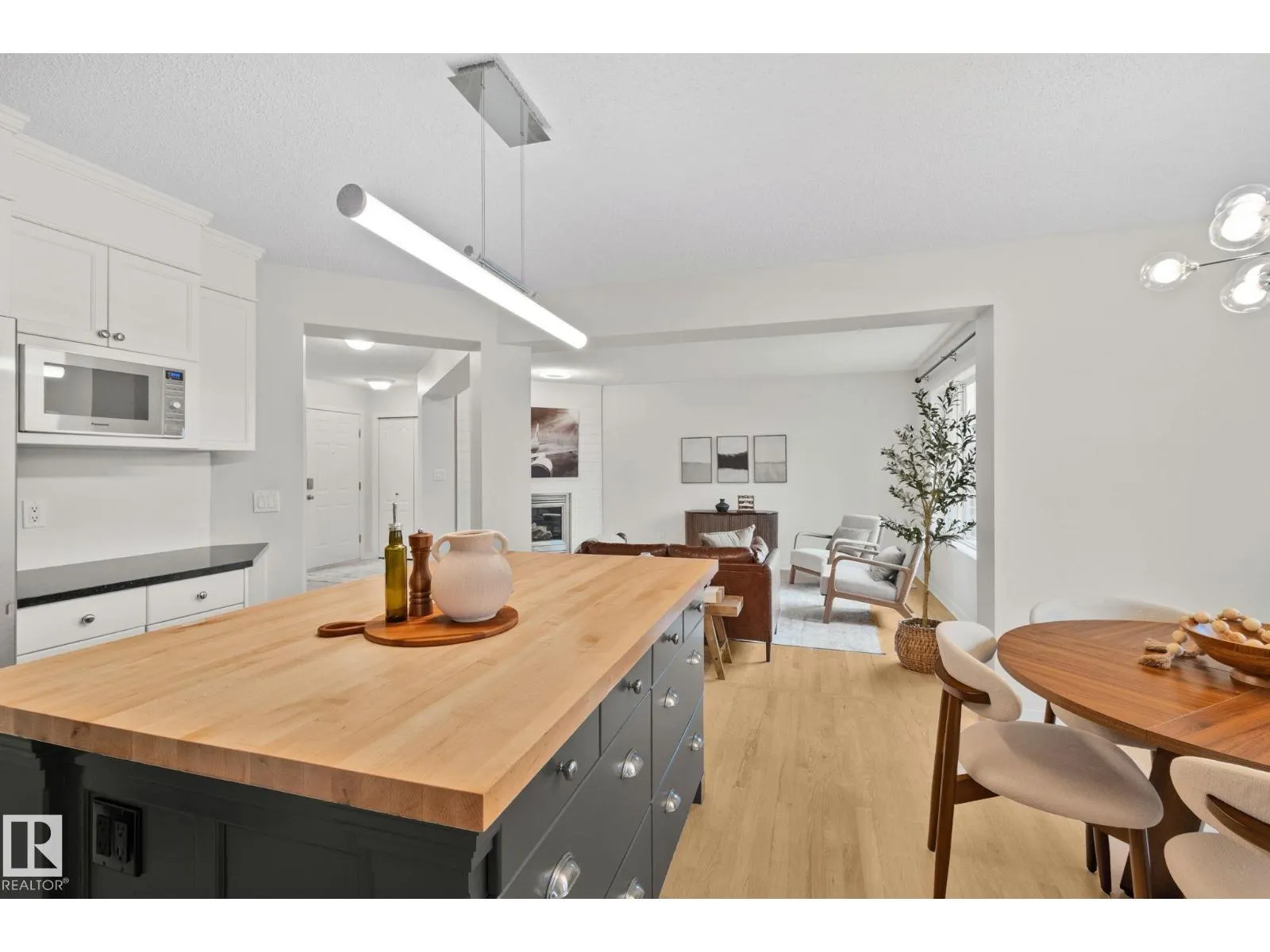 1156 118A ST NW