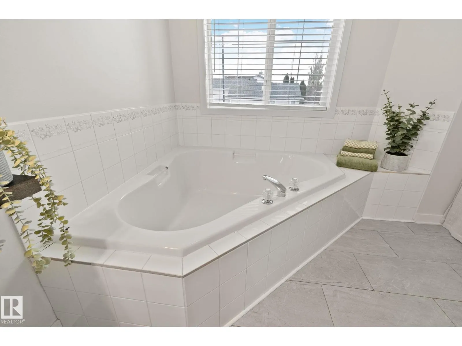 1156 118A ST NW