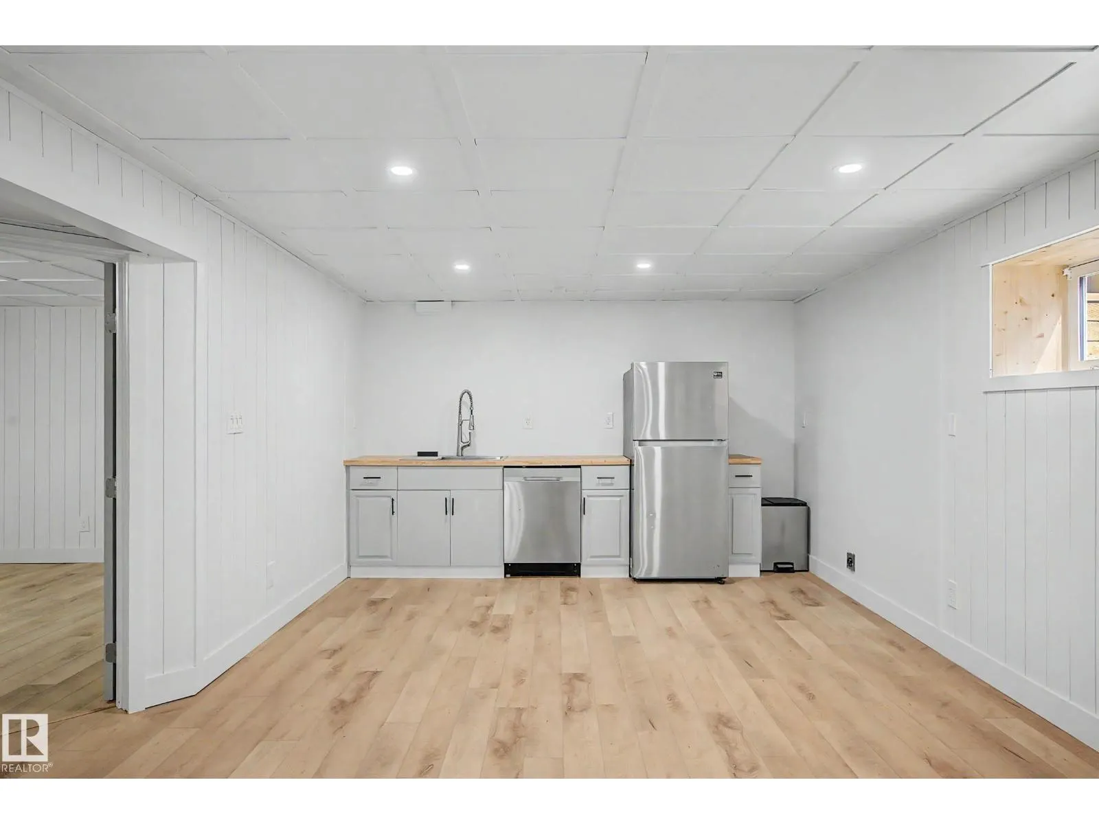 160 Mission AV