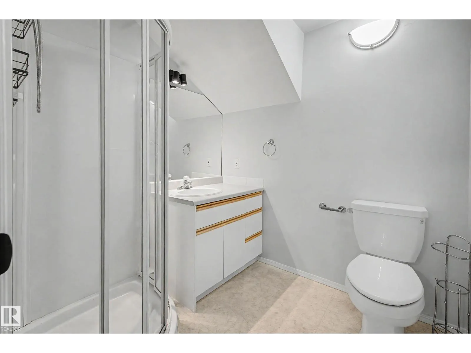 160 Mission AV