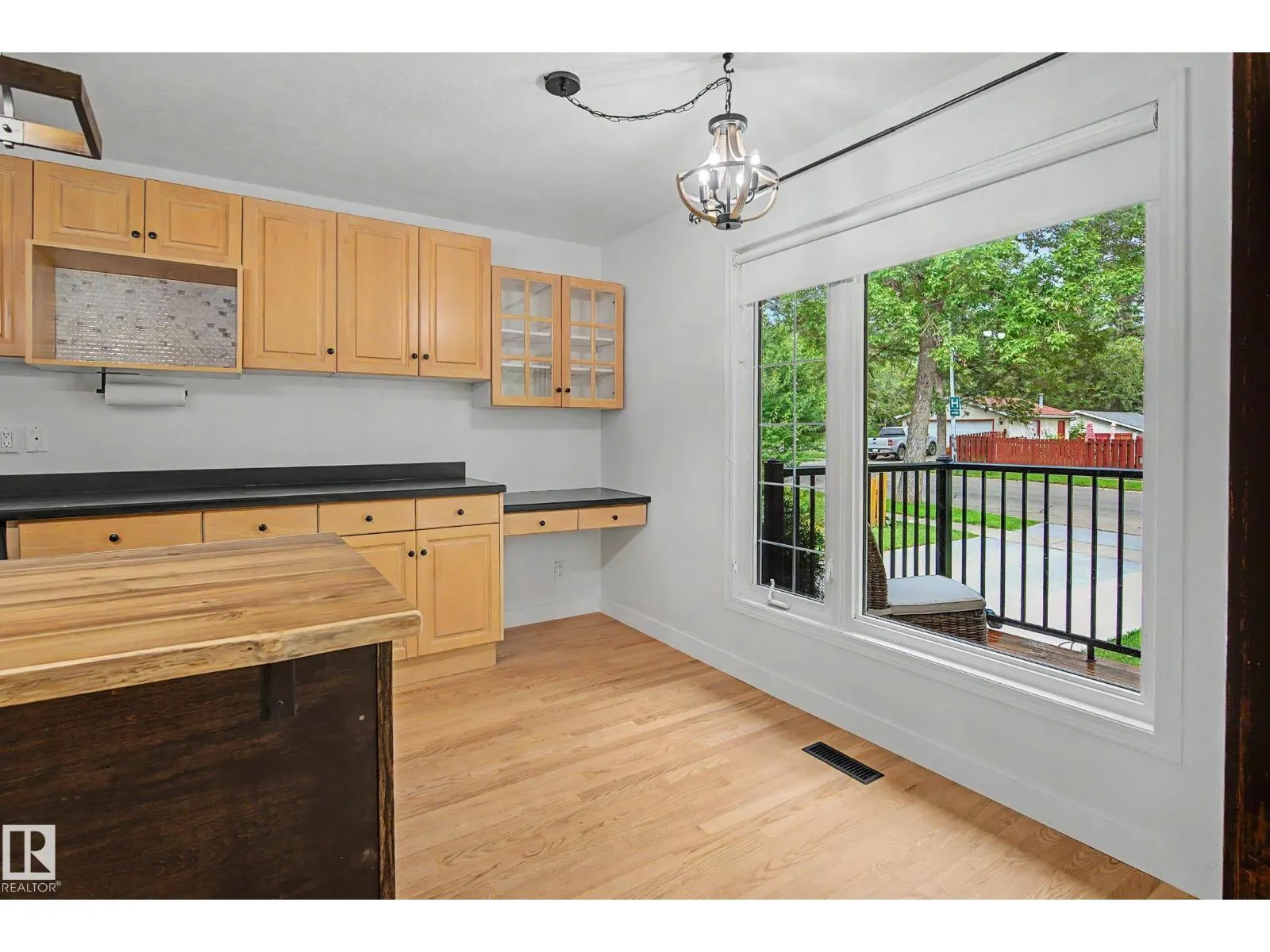 160 Mission AV
